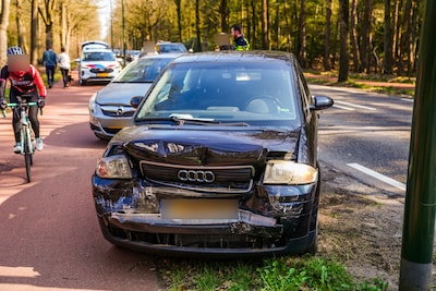 Drie auto’s botsen op elkaar in Mierlo, meerdere hulpdiensten ter plaatse