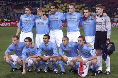 Feyenoord presenteert nieuw uitshirt, verwijzing naar UEFA Cup-seizoen in 2002