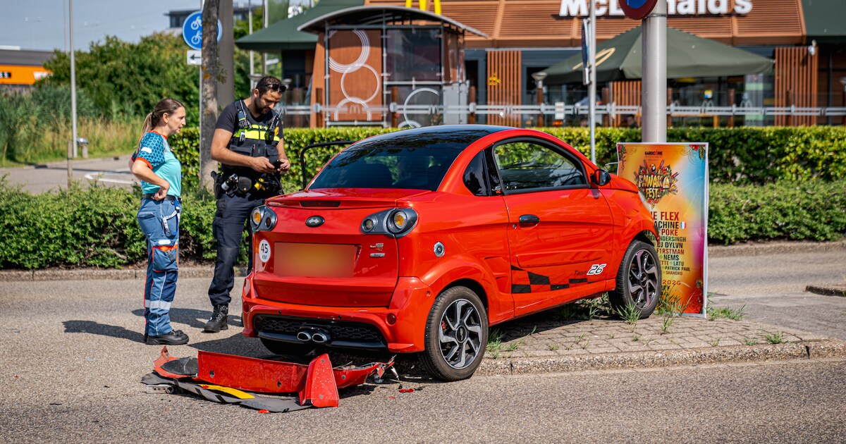 Brommobiel komt tegen lantaarnpaal tot stilstand na botsing met auto in Barendrecht