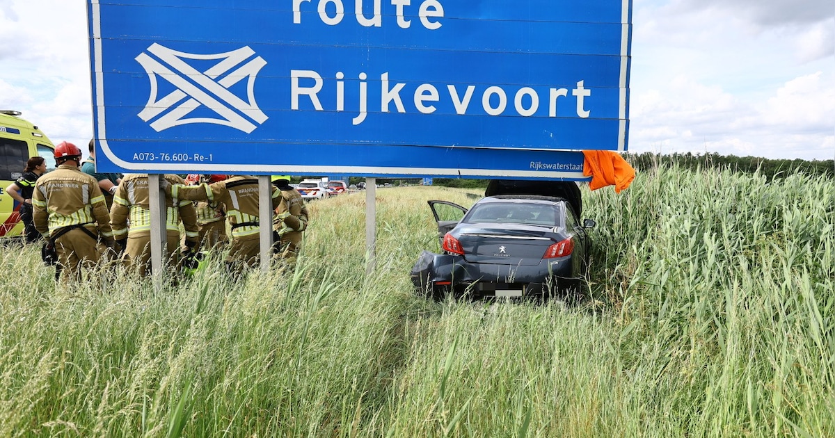 Auto raakt van de A73 en ramt verkeersbord: file van halfuur