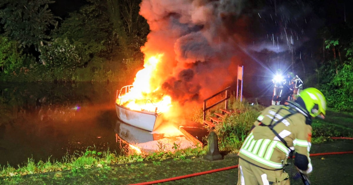 Plezierjacht volledig verwoest door brand in Geldermalsen