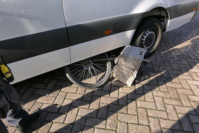 Fiets belandt onder bus in Enschede, fietsster gewond aan voet