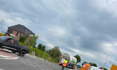 Oeps: twee wegafsluitingen tegelijk, verkeer in Maasland zit muurvast