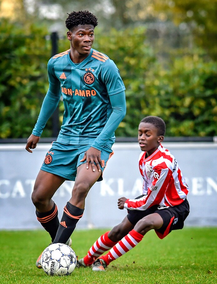 david-easman-ajax-in-duel-met-sparta-speler-ayoni-santos-tijdens-de-wedstrijd-sparta-ajax-onder-15