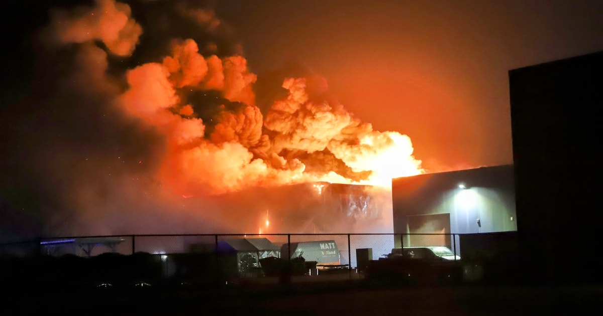 Grote uitslaande brand in bedrijfspand in Beneden-Leeuwen: 'sluit ramen en deuren'