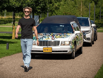 Iede doesn't want to make death sadder than it is: this is how a funeral can also look