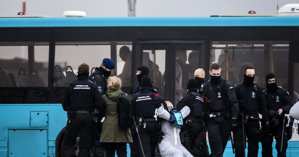 Alle ruim 200 opgepakte klimaatdemonstranten Schiphol zijn weer vrij ...