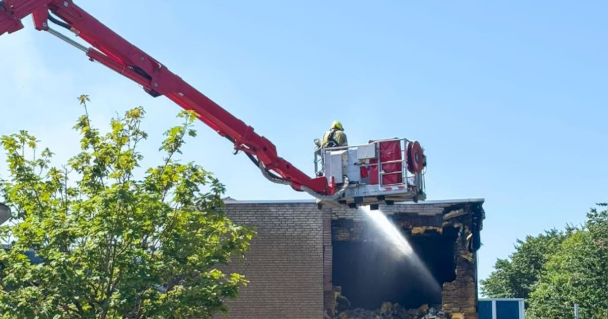 Brandweer krijgt vat op grote brand in zwembad De Parel in Domburg, woningen ontruimd