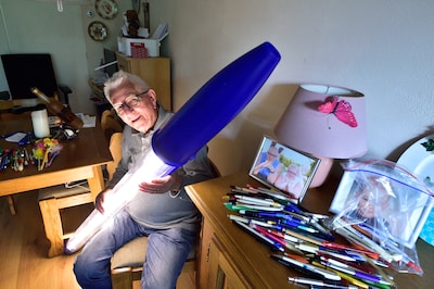 Verzamelaar Alex (91) compleet overdonderd door duizenden gratis pennen: ‘Hartverwarmend’