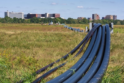 Tientallen meters zwarte buizen in De Gement: Aa en Maas legt nieuwe rioolleiding aan en Enexis stro