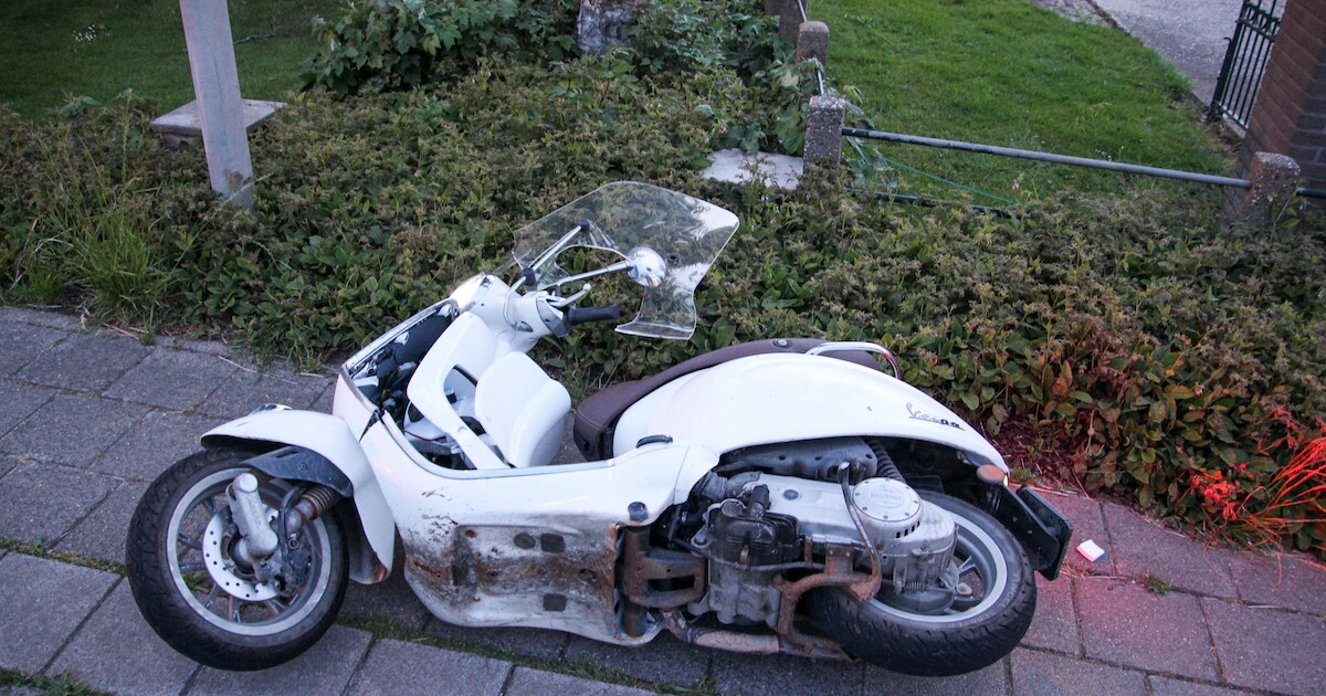 Scooterrijder naar ziekenhuis na val op Dorpsweg in Hensbroek