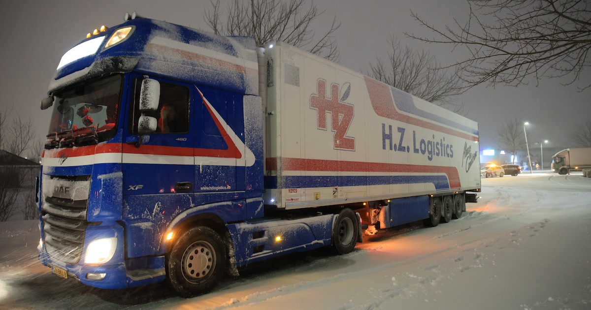 Vrachtwagen blokkeert verkeer richting A4 bij Den Hoorn