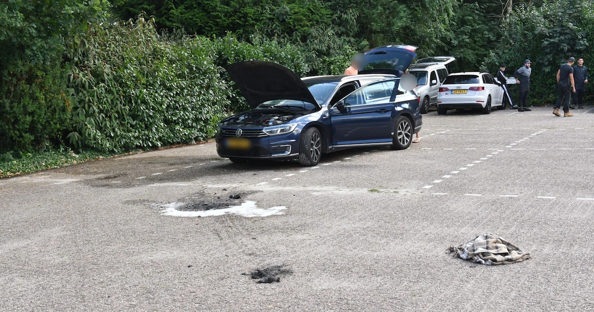 Auto brandt uit op Kerkweg in Wognum