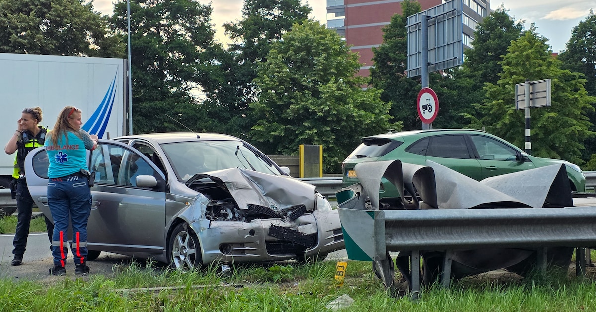 Auto ramt vangrail op N3 bij Papendrecht