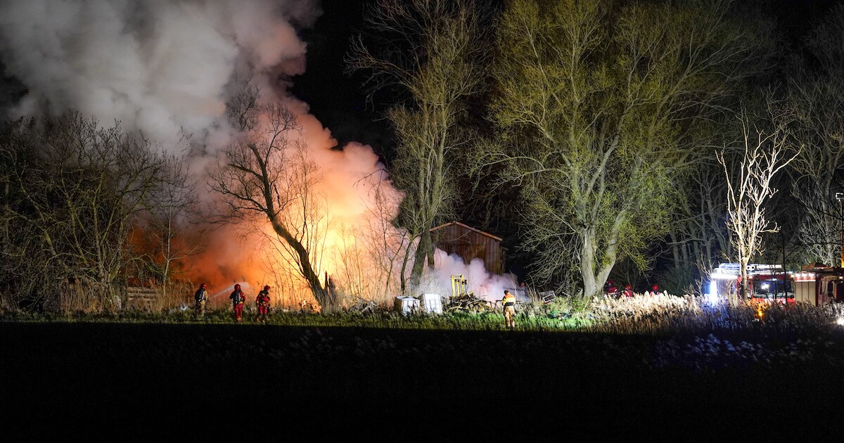 Leegstaande boerderijwoning volledig verwoest door brand in Ten Boer