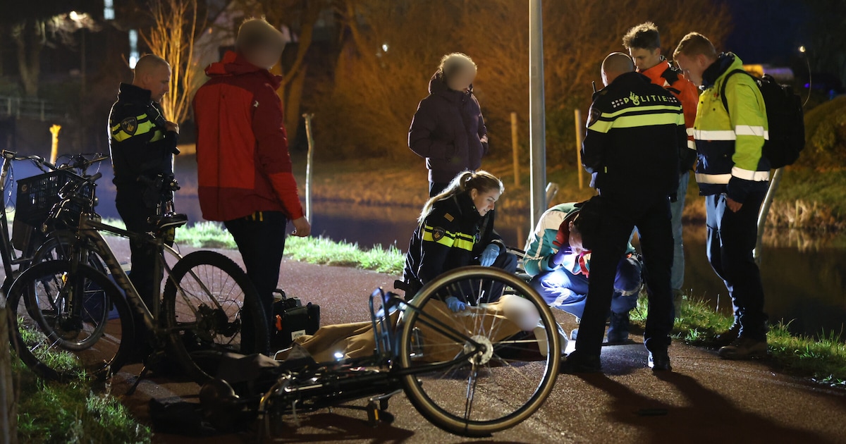 Fietser zwaargewond bij aanrijding in Maasdijk, ook traumahelikopter ter plaatse