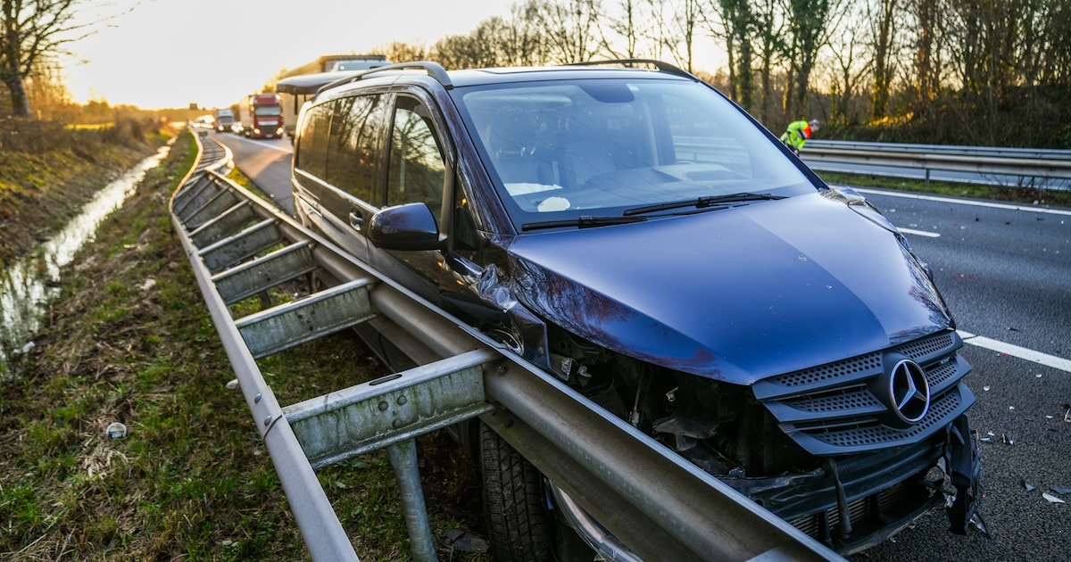 Meerdere voertuigen botsen op A67 bij Geldrop