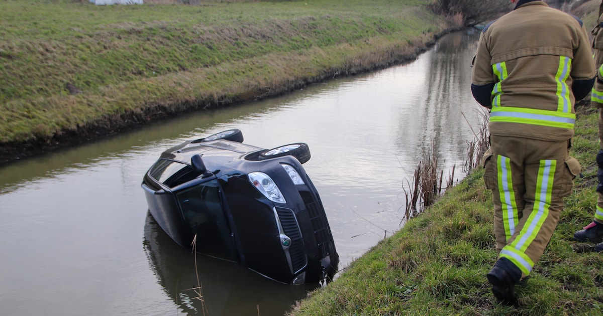 Auto belandt in sloot langs Vijfhuizerweg in Hoofddorp