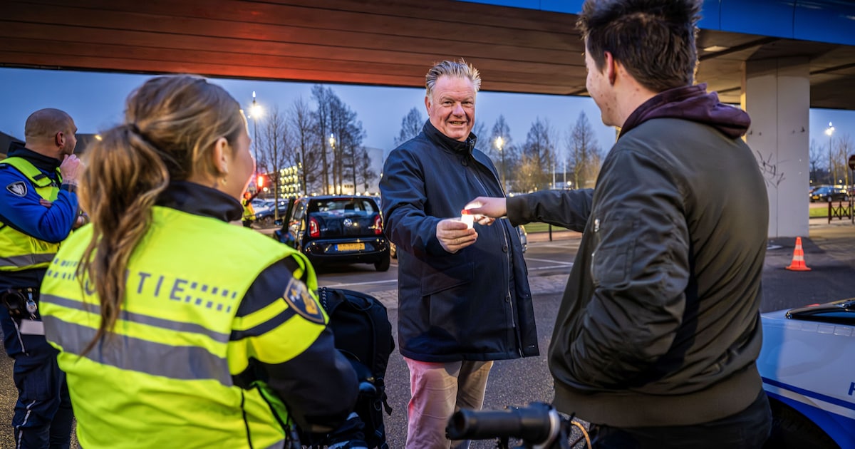 Politie en gemeente delen fietslampjes uit bij controle in Capelle