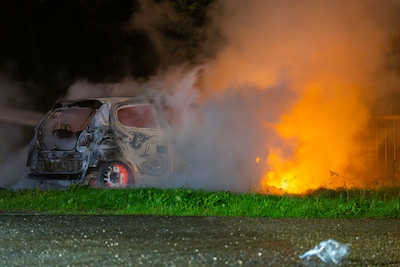 Brandende auto aangetroffen in buitengebied van Oijen, brandweer is er opvallend snel
