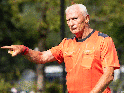 Oud-topscheidsrechter Dick Jol (70) is fluiten nog niet verleerd: ‘Die uitstraling heeft hij nog ste