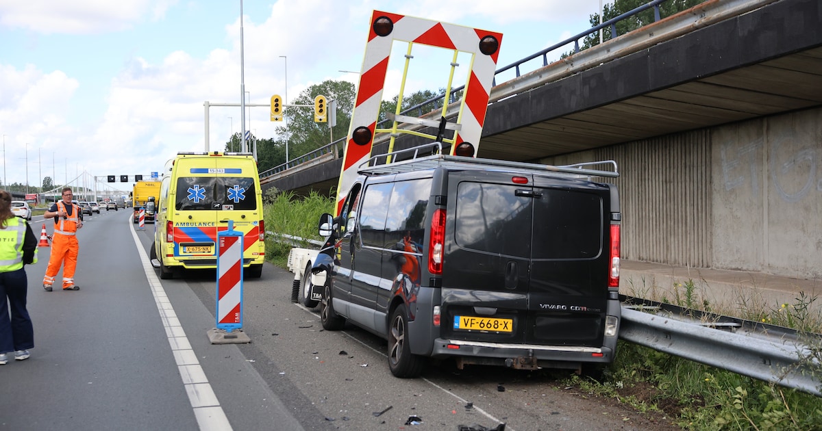 Bestelbus botst op wegafzetting op A12 bij Zoetermeer