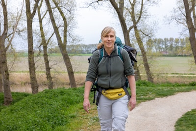 Wenneke ziet slechts 10 procent, maar loopt in haar eentje 450 kilometer langs kust van Nederland: ‘
