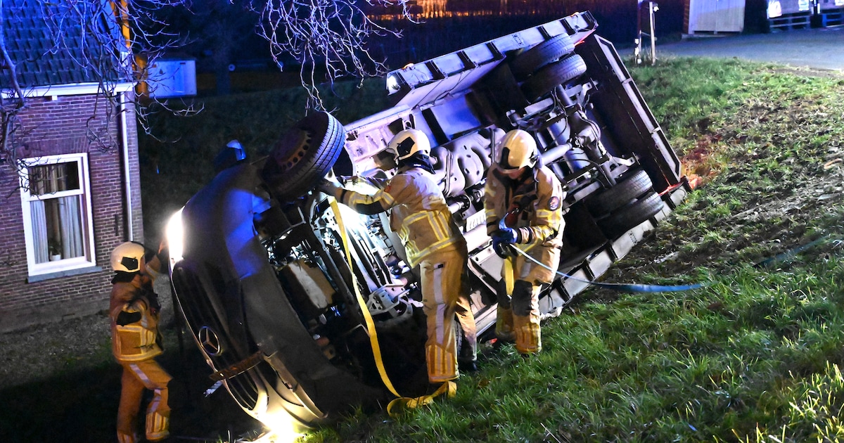 Brandweer redt bestuurder uit gekantelde bestelbus in Lexmond