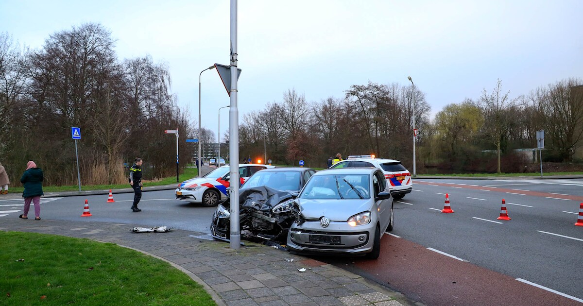 Auto’s botsen frontaal op elkaar in Amersfoort