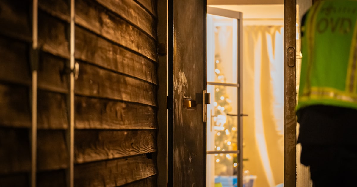 Vuurwerk door brievenbus veroorzaakt brand bij woning in Schiedam, politie doet onderzoek