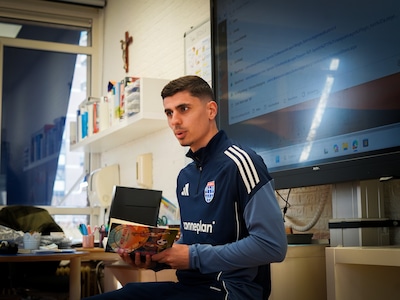 Zwolse voetbalhelden verrassen leerlingen op basisscholen met voorleesmoment