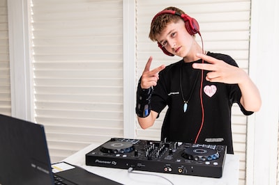 Thom (12) mag zelf nog niet uitgaan, maar draait wel voor duizenden feestgangers in Berlijn