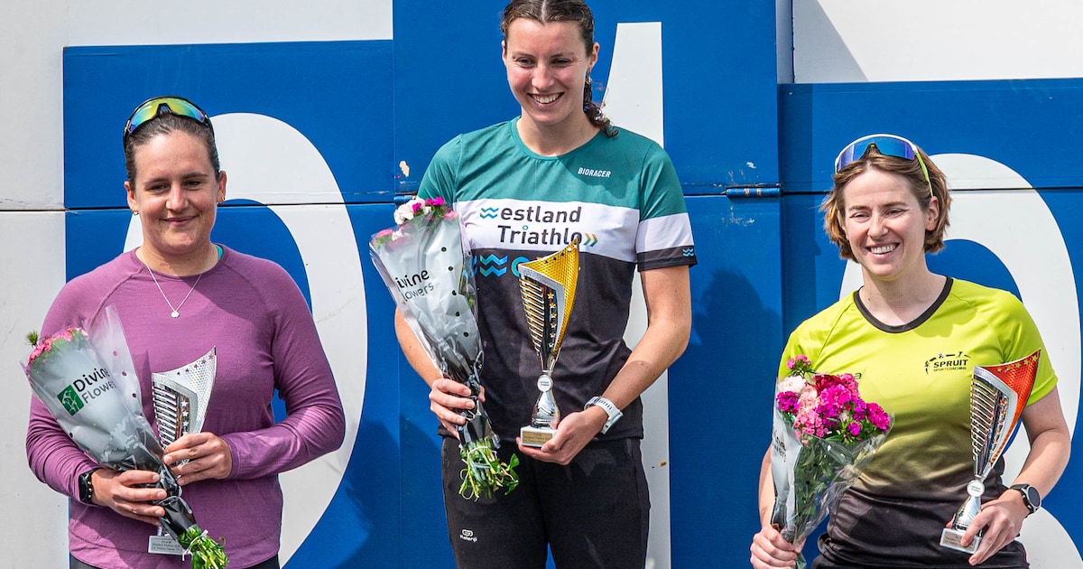 Emma Dekker uit Naaldwijk wint Westland Triathlon: ‘Kreeg informatie van mijn ouders langs de kant’