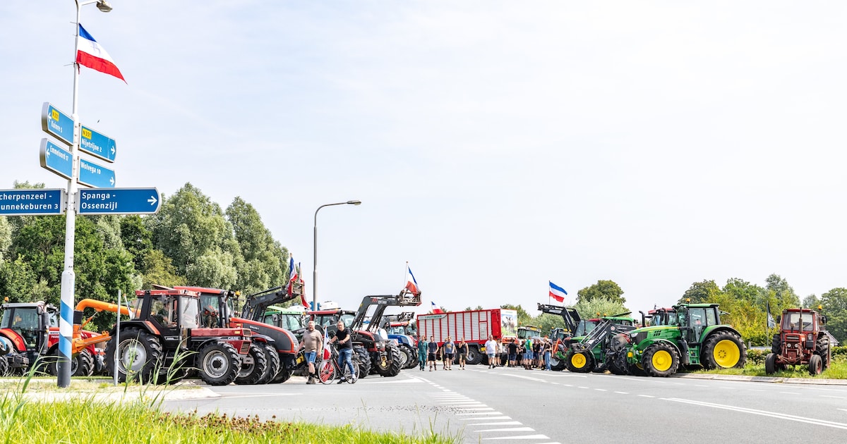 Protesterende boeren blokkeren kruising N351 bij Scherpenzeel