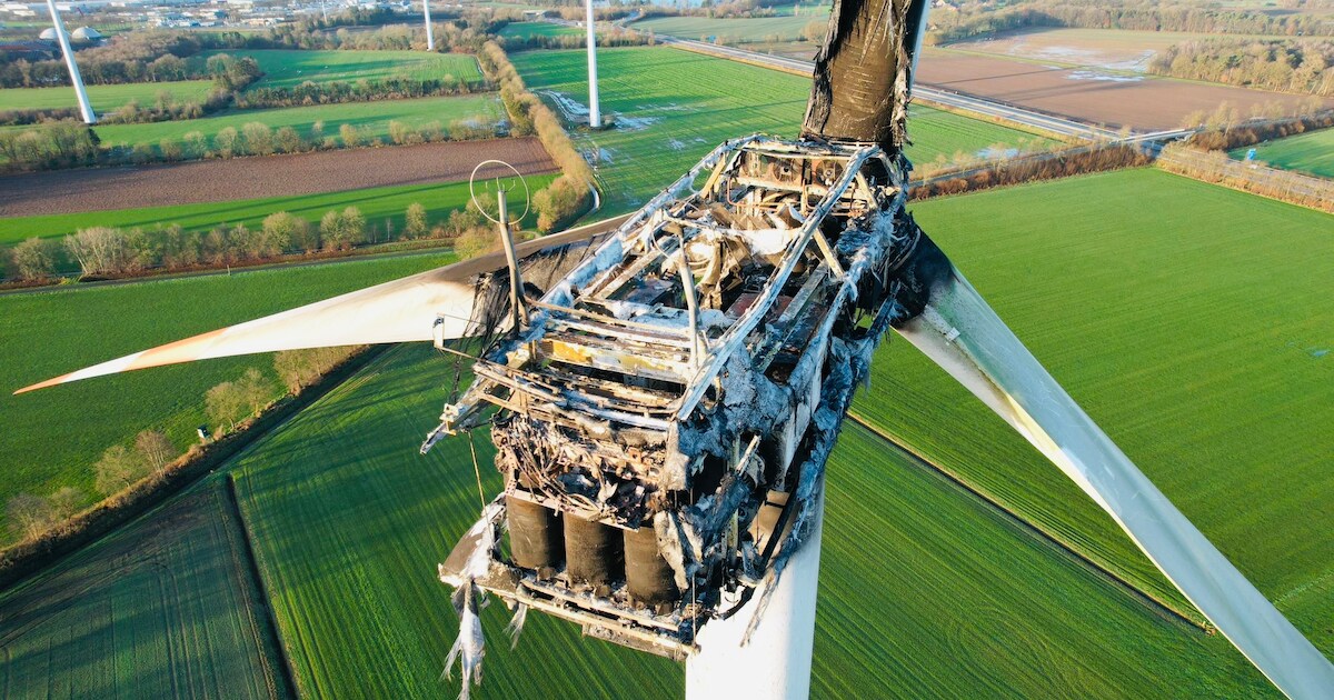 Brandende windmolen bij Losser niet te redden, schade één miljoen euro ...