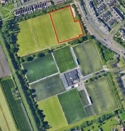 IJFC en VVIJ komen in actie tegen noodopvang op voetbalveld en lopen in mars naar stadhuis