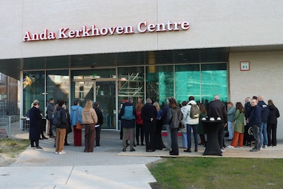 Gedenksteen voor Anda Kerkhoven geplaatst bij Rijksuniversiteit Groningen