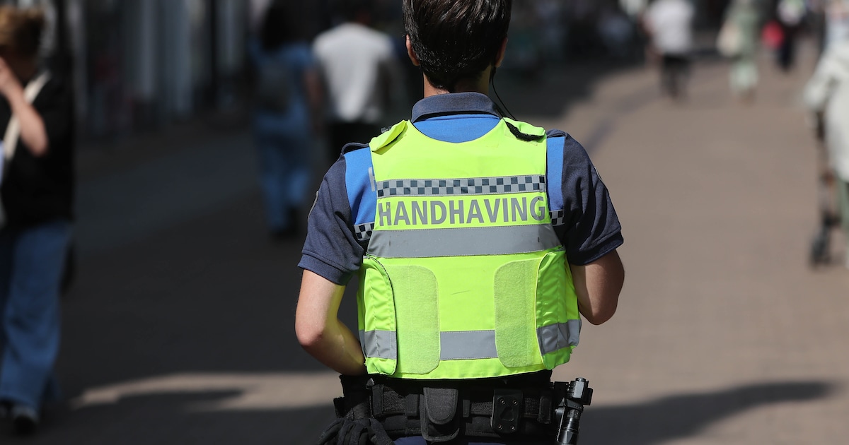 Wijkhandhavers en agenten aanwezig op Purmerendse markt