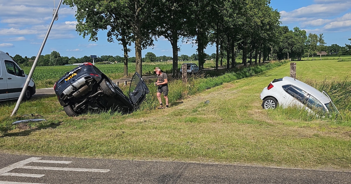 Dubbele duik in Dalfsen: twee auto’s tegelijk met de neus de sloot in