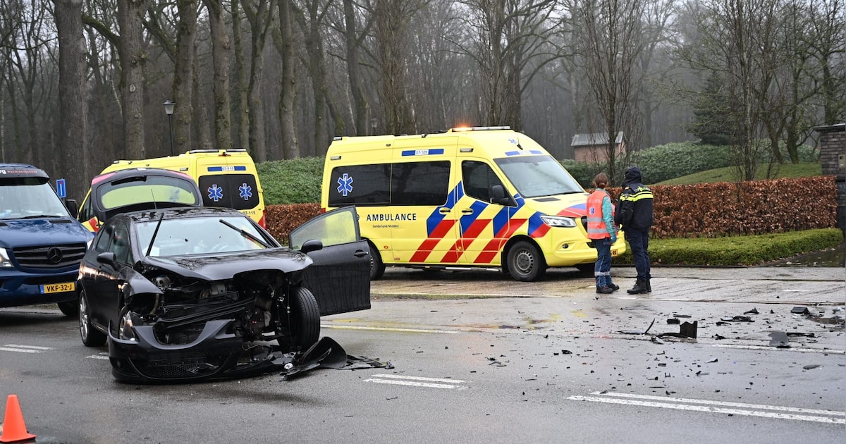 Flinke ravage na botsing op de Wesselseweg in Barneveld