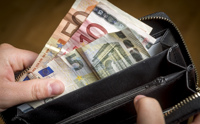 een-portemonnee-met-geld