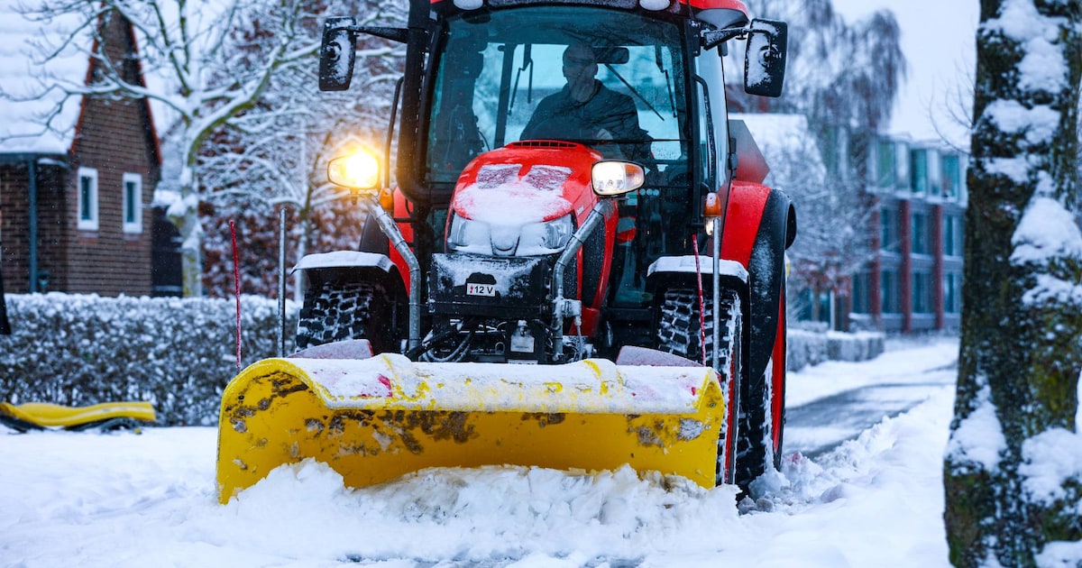Strooizout schaars na hevige sneeuwval, gemeente Uithoorn roept inwoners op om zand te gebruiken