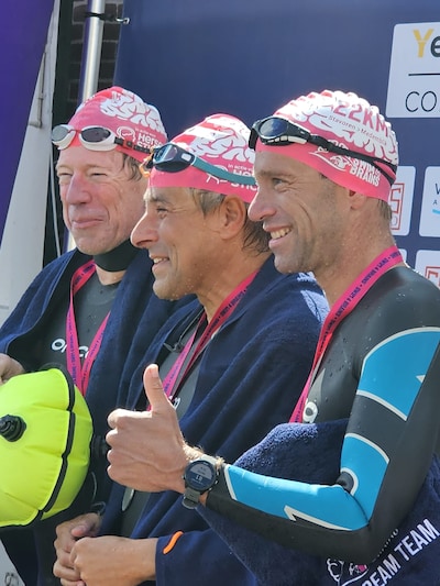 IJsselmeeractie van Reuselenaar Jos en andere deelnemers van Swim4Brains levert meer dan een ton op