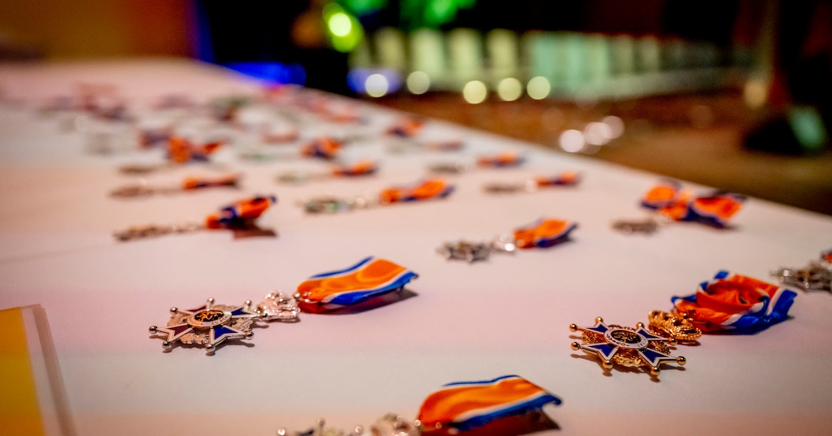 Koningsdagbijeenkomst voor gedecoreerden in Hardinxveld-Giessendam