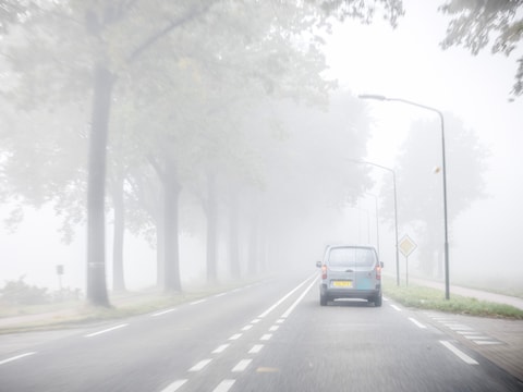 Slecht zicht op de weg tijdens de ochtendspits. 