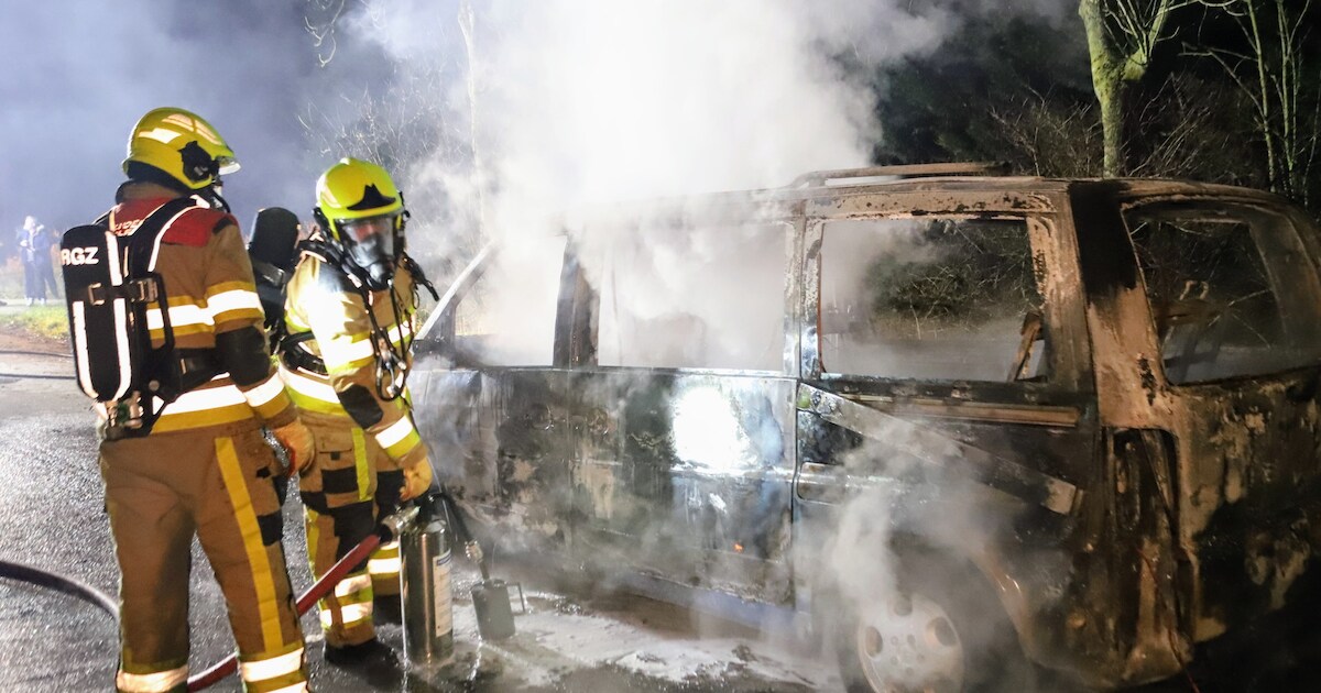 Auto in brand op 't Erf in Dodewaard