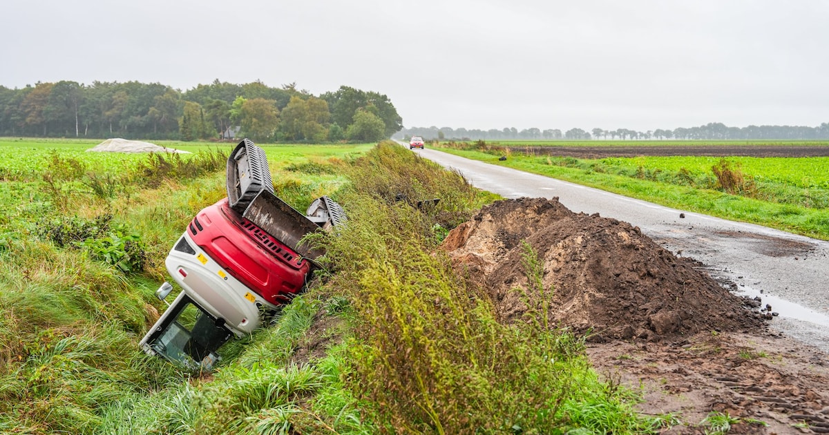 Graafmachine belandt op de kop in sloot in Odoornerveen