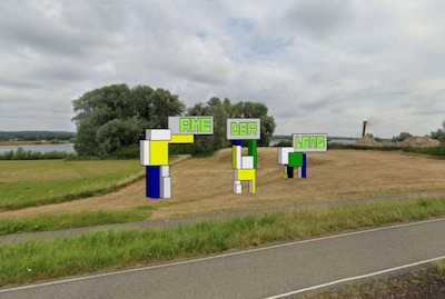 Hier moet een kleurrijk kunstwerk komen, maar dat valt bij bewoners niet bepaald in de smaak: ‘Het i