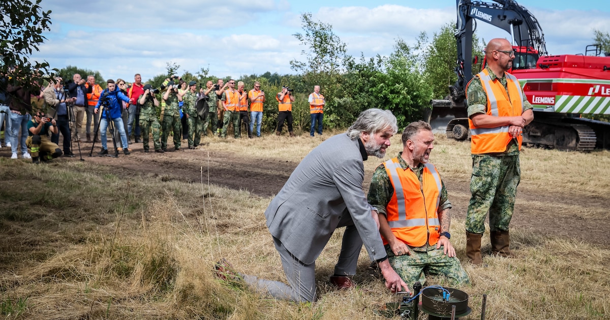 Bij het opblazen van oorlogsbommen rent buurman struikelend naar buiten