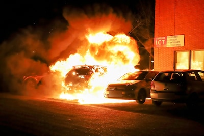 Drie auto’s uitgebrand, waaronder die van Mara (27): ‘Vermoedelijk kortsluiting tijdens laden’
